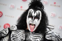 ジーン・シモンズ（B, Vo）