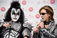 左からジーン・シモンズ、YOSHIKI。