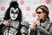 左からジーン・シモンズ、YOSHIKI。