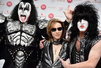 左からジーン・シモンズ、YOSHIKI、ポール・スタンレー。