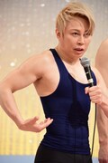 「6枚じゃなく8枚の筋肉を使うつもり」と自身の腹筋を語る西川貴教。