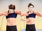 報道陣のリクエストに応じて腹筋を見せる樽美酒研二。