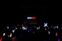 STU48の全国ツアー開催決定の知らせが映し出された会場のスクリーン。(c)STU