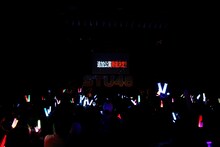 STU48の全国ツアー開催決定の知らせが映し出された会場のスクリーン。(c)STU