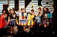 指レンジャーのメンバーと村重杏奈。(c)STU