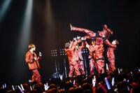 メンバーに胴上げされるKOHKI。