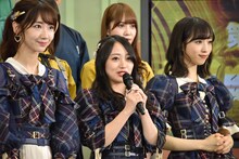 左からAKB48の柏木由紀、向井地美音、小栗有以。