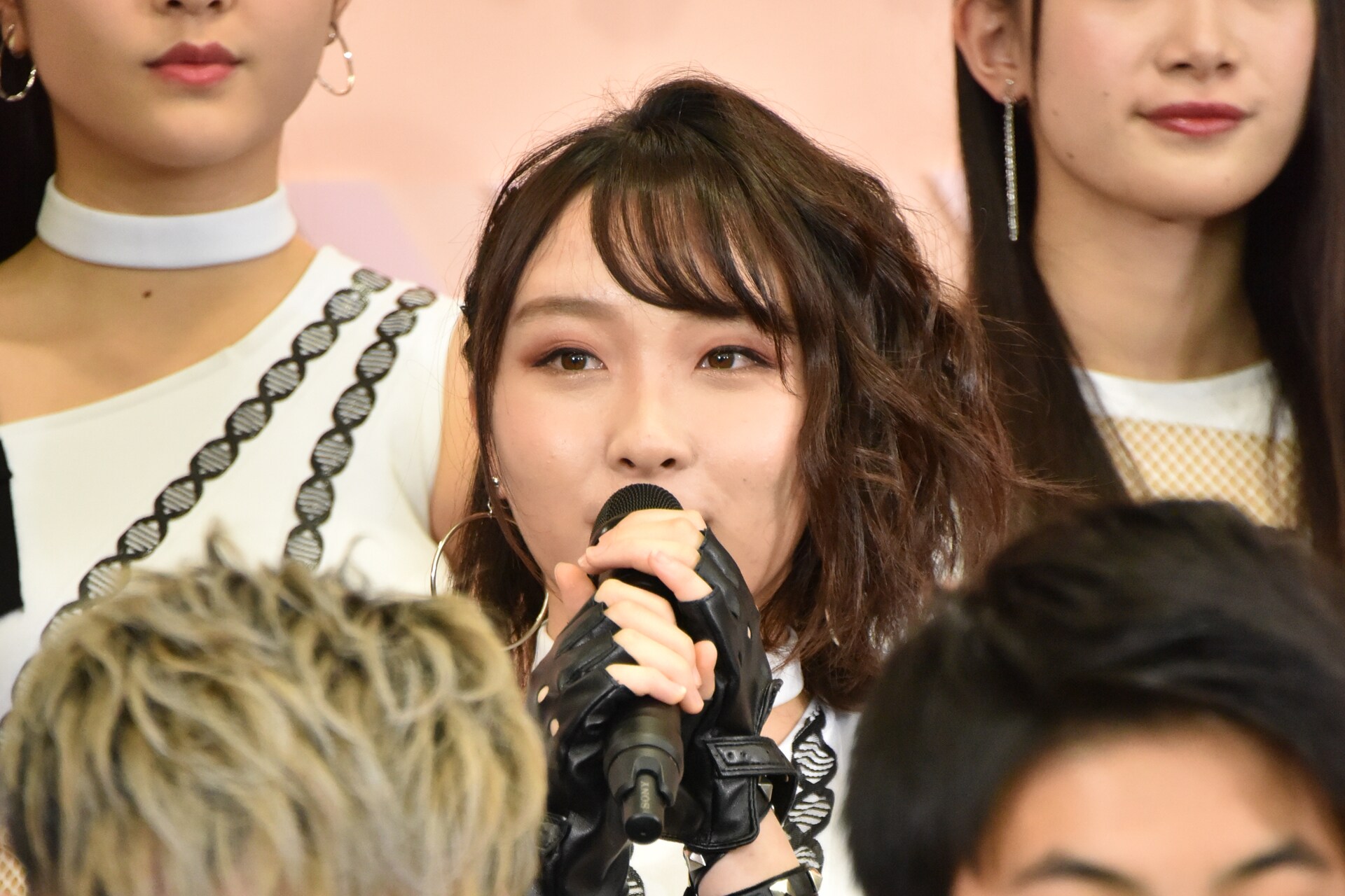 左から乃木坂46の松村沙友理、齋藤飛鳥、高山一実。 [画像ギャラリー