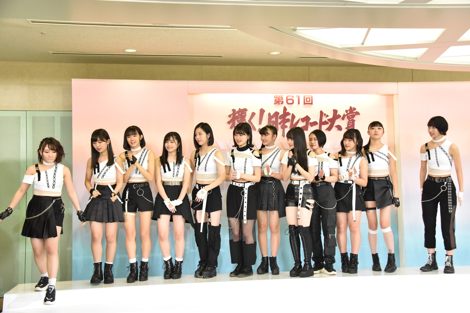 左から乃木坂46の松村沙友理、齋藤飛鳥、高山一実。 [画像ギャラリー