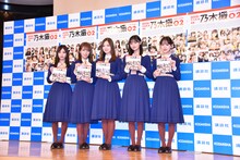 左から乃木坂46の与田祐希、秋元真夏、白石麻衣、遠藤さくら、堀未央奈。