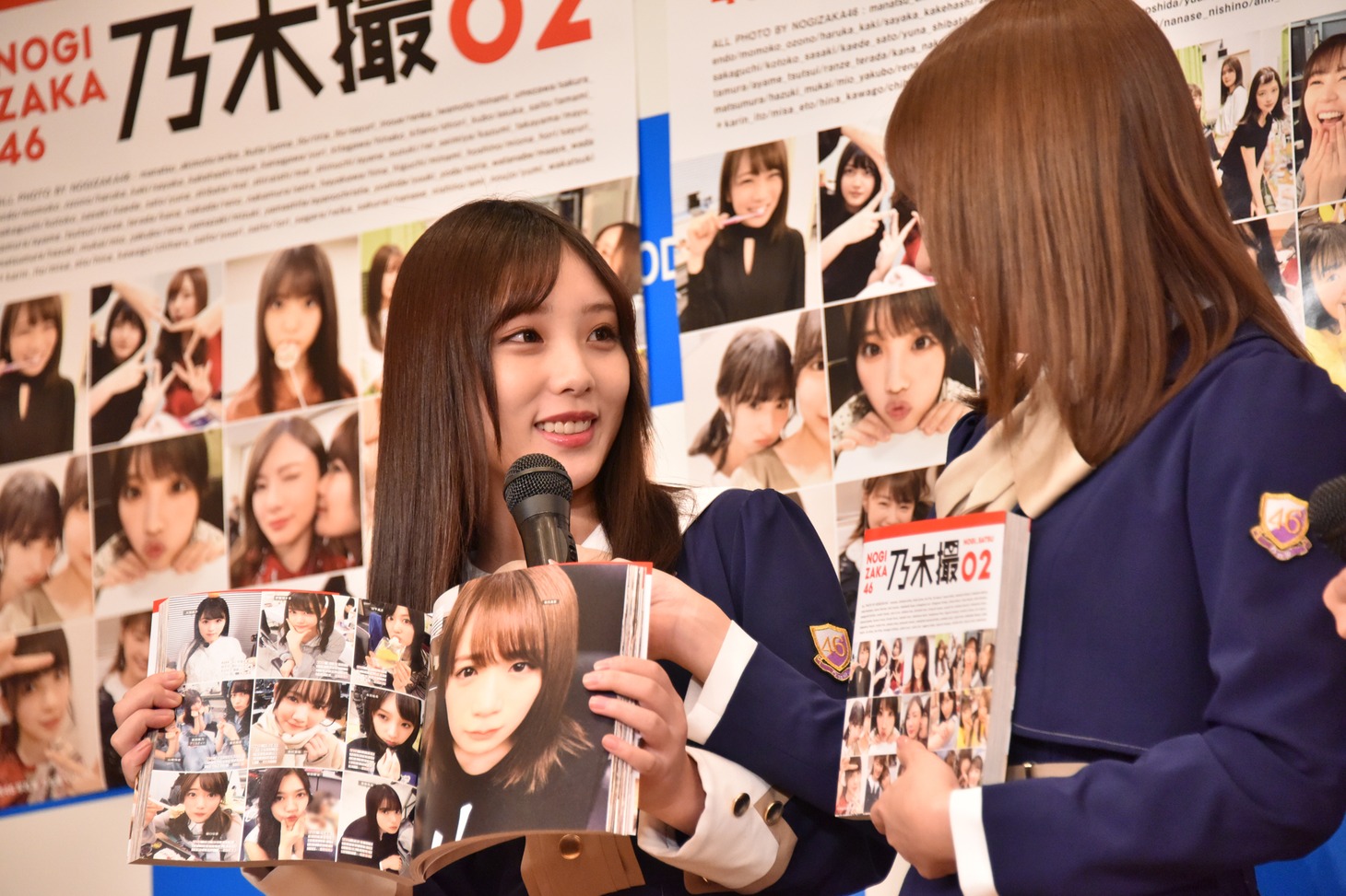 お気に入りの写真を挙げる与田祐希（左）。