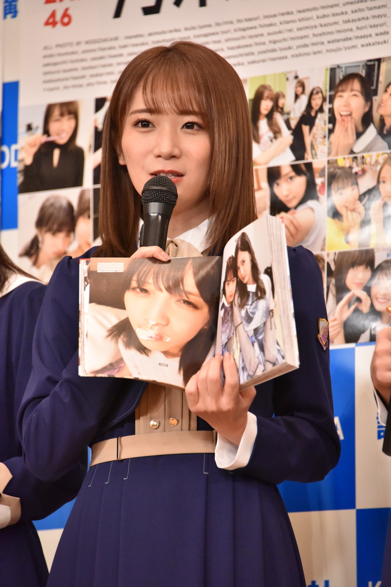 お気に入りの写真（右ページ）を挙げる秋元真夏。