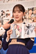 お気に入りの写真(左ページ)を挙げる堀未央奈。