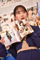 「圧倒的に不審」な自分の写真を報道陣に見せる堀未央奈。