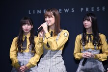 トークセッション中の齊藤京子（左）、佐々木久美（中央）、高本彩花（右）。