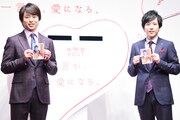 左から櫻井翔、二宮和也。