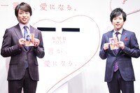 左から櫻井翔、二宮和也。