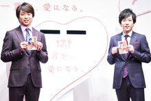 左から櫻井翔、二宮和也。