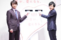 年賀状を投函する櫻井翔（左）と二宮和也（右）。