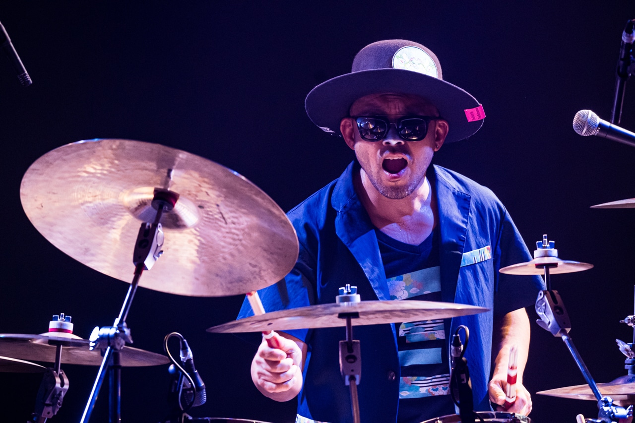 H ZETT KOU（Dr）（Photo by Yuta Ito）