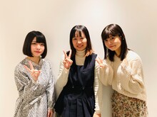 左から根本凪、もふくちゃん、鹿目凛。