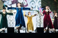 そろばんを手に「あきんどチャチャチャ」を歌うたこやきレインボー。