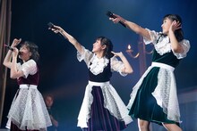 左から彩木咲良、堀くるみ、根岸可蓮。