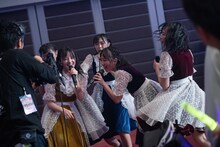 通路で歌うたこやきレインボー。