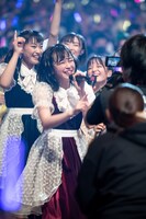 歌いながら通路を練り歩くたこやきレインボー。