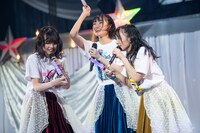 ペンライトの操作であたふたする彩木咲良、春名真依、清井咲希（左から）。