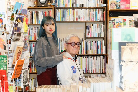 左からカイ、鈴木慶一。