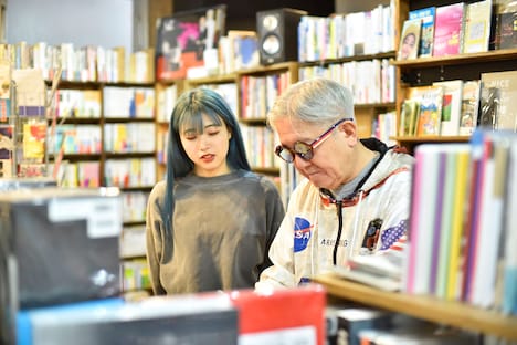 左からカイ、鈴木慶一。