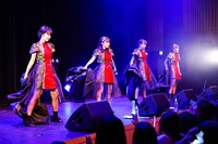 新衣装をお披露目するアメフラっシ。（撮影：笹森健一）