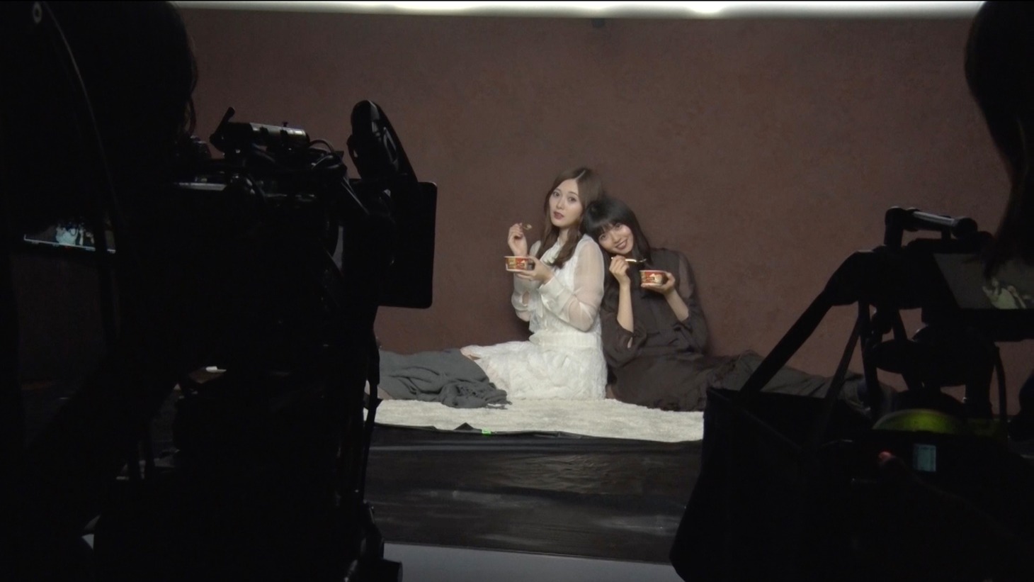 「明治 エッセル スーパーカップSweet's アフォガート」CMメイキング映像のワンシーン。(c)乃木坂46LLC