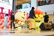 自由なトラチ（左）とドラチ（右）に戸惑う寺島惇太（中央）。