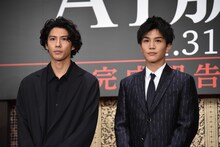 左から賀来賢人、岩田剛典。共に1989年生まれ。