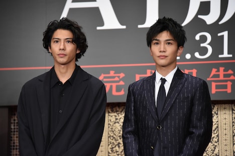 左から賀来賢人、岩田剛典。共に1989年生まれ。