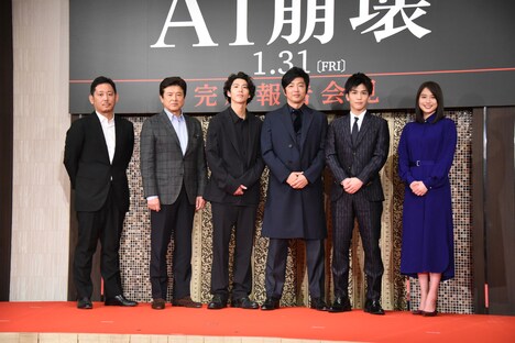 左から入江悠監督、三浦友和、賀来賢人、大沢たかお、岩田剛典、広瀬アリス。