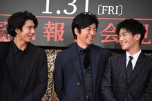 左から賀来賢人、大沢たかお、岩田剛典。