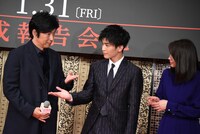 捌ける方向がわからない大沢たかお（左）と岩田剛典（右）。