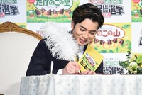 「国民総選挙ノーサイド協定」の調印書にサインする新きのこ党・松本潤党首。