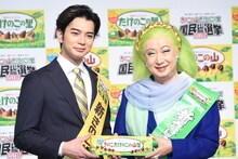 左から新きのこ党・松本潤党首、新たけのこ党・美輪明宏党首。