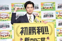 勝利を収めた新きのこ党・松本潤党首。