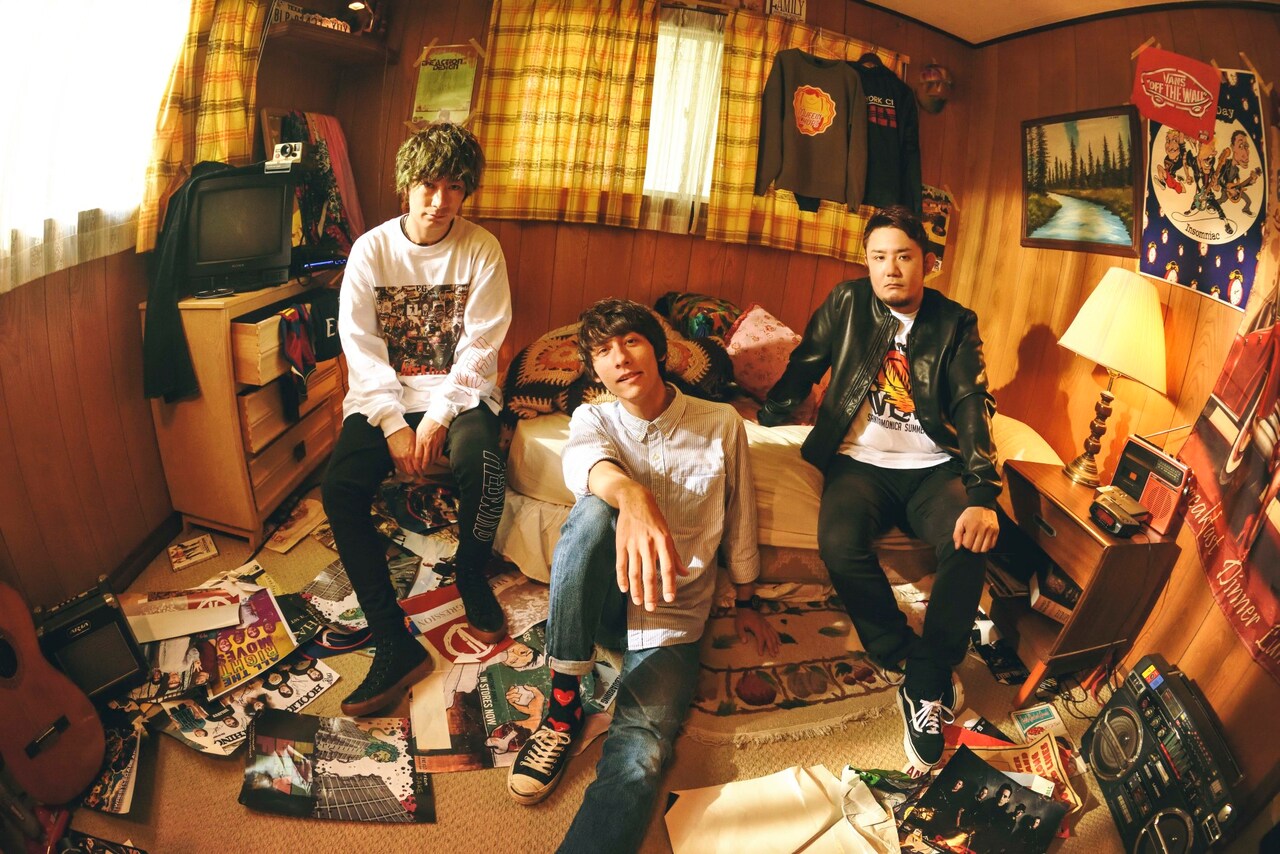 EGG BRAIN、ポラロイド写真に囲まれ楽しげに演奏する「Brighter Than Ever」MV