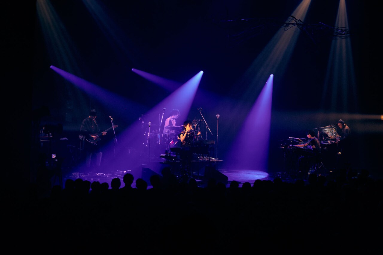 中村佳穂が満員の新木場COASTで太鼓乱打、石若駿と壮絶セッション