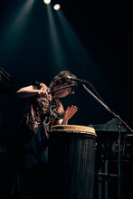 太鼓を叩く中村佳穂。（撮影：川島悠輝）