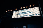 東京・新木場STUDIO COAST入り口のボード。（撮影：川島悠輝）