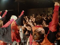 EMPiRE「I have a chance!!」ミュージックビデオのワンシーン。