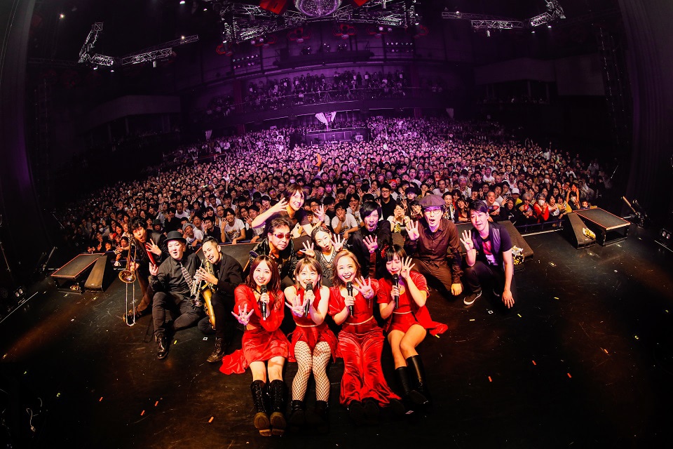 フィロソフィーのダンス「Glamorous 4 Tour」東京・新木場STUDIO COAST公演の様子。（撮影：白石達也）