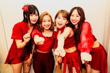 舞台裏でのフィロソフィーのダンス。（撮影：白石達也）